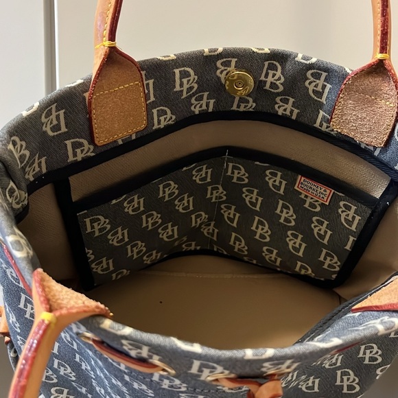 Dooney and Bourke handbag perfect condition - Picture 3 of 5